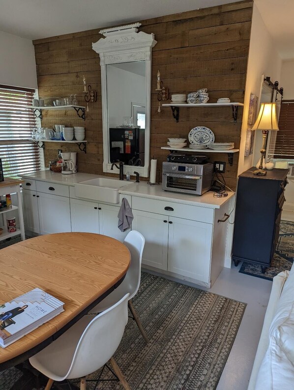 Frigorifero, microonde, macchina per tè/caffè, bollitore elettrico