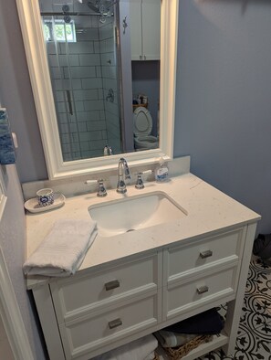 Doccia, asciugacapelli, asciugamani, sapone