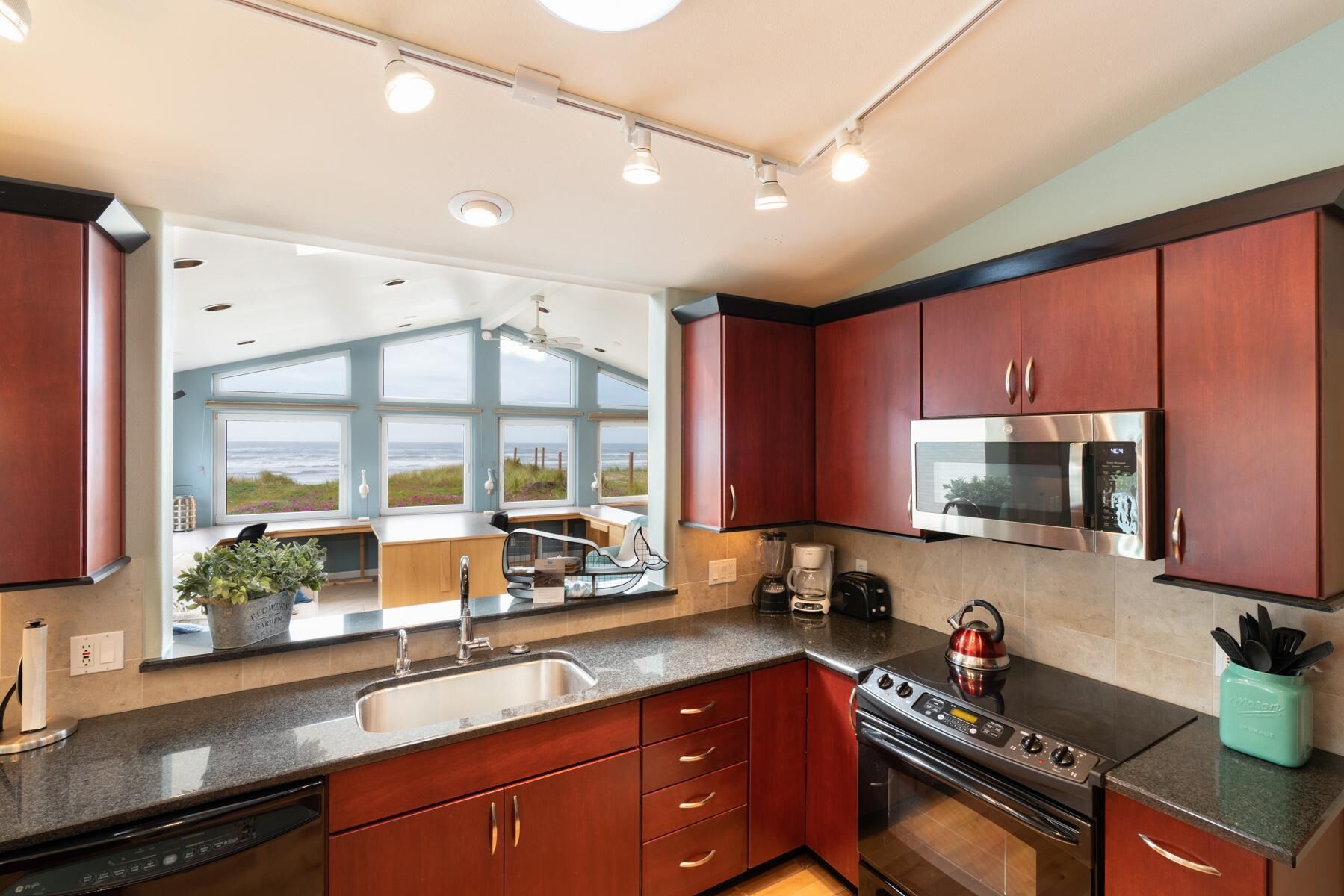 House, Multiple Beds (Pacific Sands) | Private kitchen