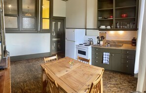 Exclusive Apartment | 2 bedrooms, iron/ironing board, free WiFi, bed sheets - Stratford Suites - 32 Ontario St. (Stratford)