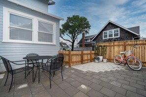 Outdoor dining - Hydrangea House (Seaside)