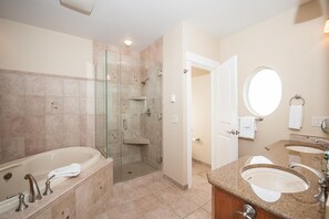 Appartement, Meerdere bedden (Michael's Beach Place @ Shoreline Rid) | Badkamer