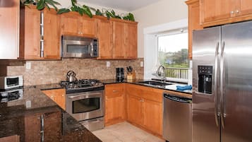 Kondominium, Beberapa Tempat Tidur (Michael's Beach Place @ Shoreline Rid) | Dapur pribadi