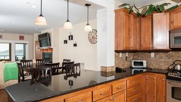 Condo, Multiple Beds (Michael's Beach Place @ Shoreline Rid) | Private kitchen