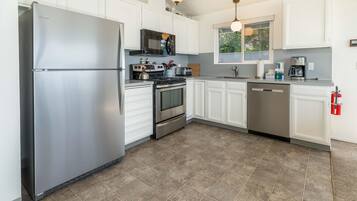 House, Multiple Beds (Lawton's View) | Private kitchen