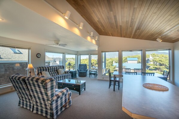 Living room - Manzanita Vacation Rental (Manzanita)