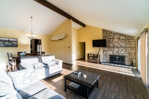 Casa, varias camas (Necanicum West) | Sala de estar