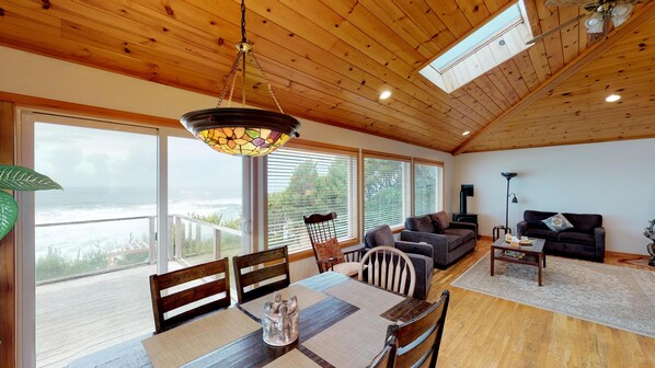 Living room - Om Home (Gleneden Beach)