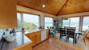 Private kitchen - Om Home (Gleneden Beach)