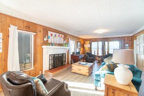 Living room - On The Beach (Newport)