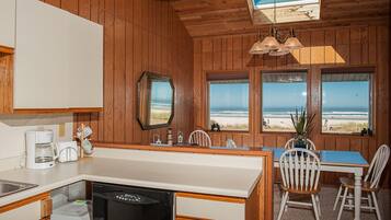 House, Multiple Beds (Pacific Rest) | Private kitchen