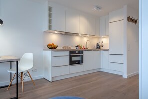 Kjøleskap, ovn, kokeplater og oppvaskmaskin