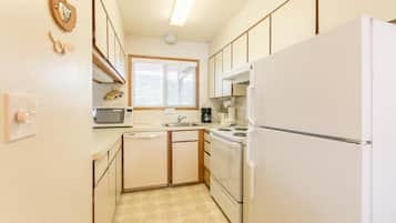 Condo, Multiple Beds (Pacific Sands Resort # 18) | Private kitchen