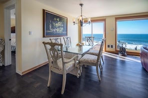 House, 2 Queen Beds (Pelican's Landing) | Private kitchen - Pelican's Landing (Depoe Bay)