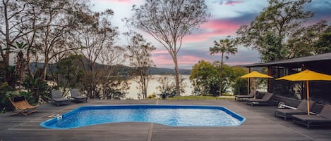 Una piscina al aire libre