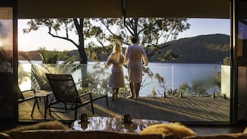 Peninsula Tent | Premium bedding, free minibar, desk, blackout drapes