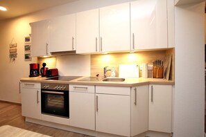 Frigorífico, microondas, horno y placa de cocina