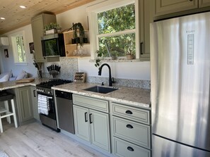 Réfrigérateur, four à micro-ondes, un four, surface de cuisson