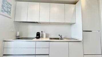 Een koelkast, een microgolfoven, een oven, een kookplaat