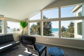 Huis, 2 queensize bedden (Otter Rock Hideaway) | Woonkamer