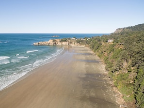 Maison, 2 grands lits (Otter Rock Hideaway) | Plage | Sur la plage
