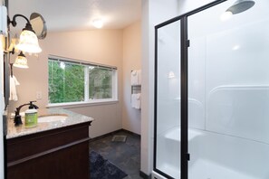 Casa, 2 camas Queen (Otter Rock Hideaway) | Banheiro