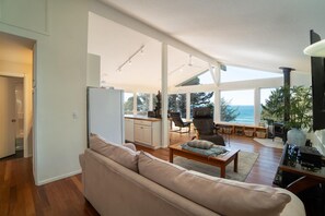 Maison, 2 grands lits (Otter Rock Hideaway) | Salle de séjour