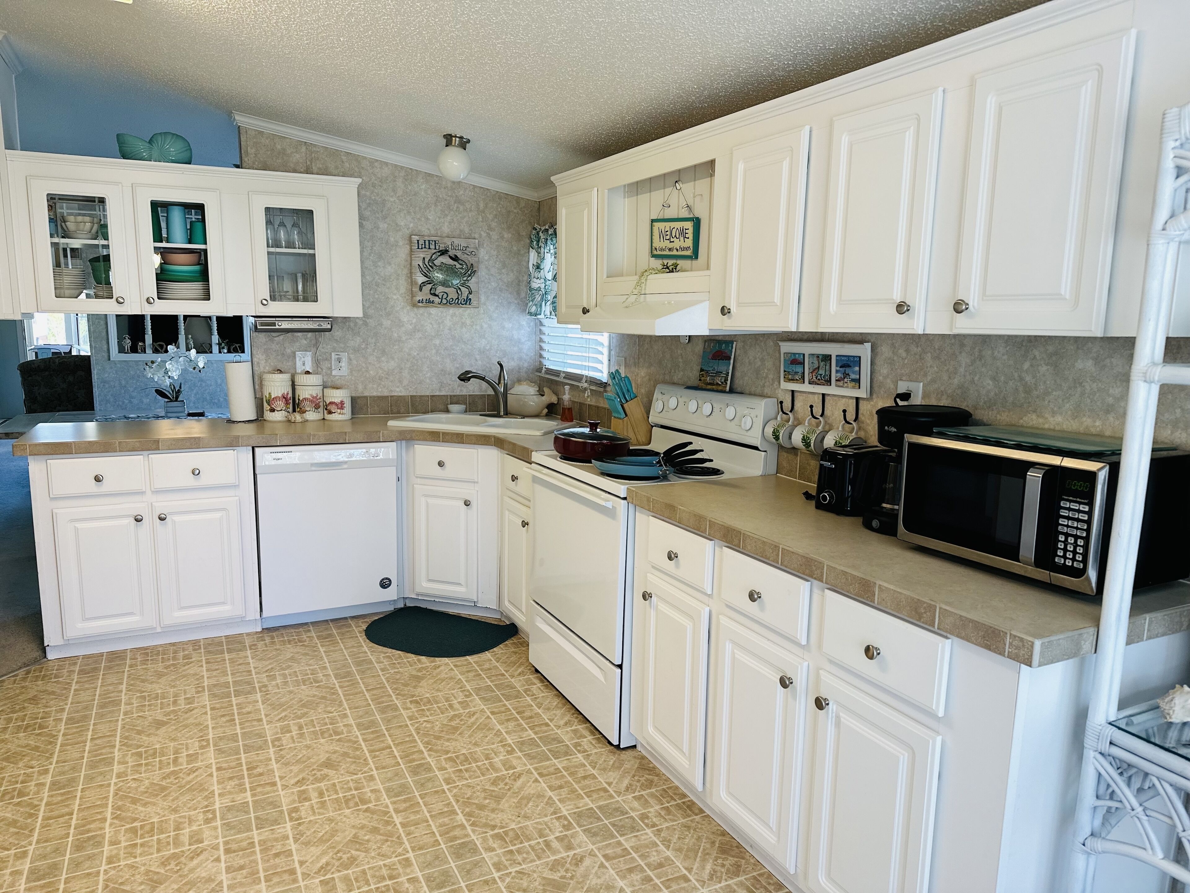 Køleskab, mikrobølgeovn, ovn, kogeplade