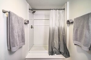 Ilmaiset hygieniatuotteet, hiustenkuivaaja, pyyhkeet