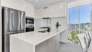 Geladeira, micro-ondas, fogão, cooktop