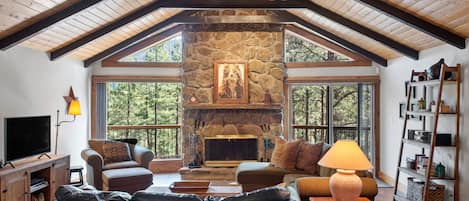 Smart-TV, Kamin, DVD-Player, Bücher