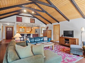 Smart-TV, peis, DVD-spiller og bøker