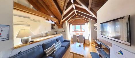 Televisie en een open haard