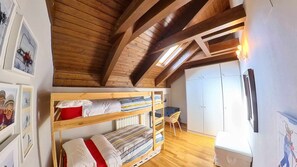 3 chambres, bureau, fer et planche à repasser, lit parapluie