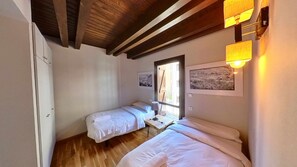 3 makuuhuonetta, työpöytä, silitysrauta/-lauta, vauvan matkasänky