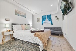1 habitación, escritorio, tabla de planchar con plancha y wifi 