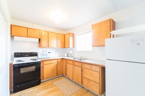 House, Multiple Beds (Lee's Place) | Private kitchen - Lee's Place (Neotsu)