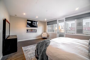 5 soveværelser, pengeskab på værelset, skrivebord, strygejern/strygebræt