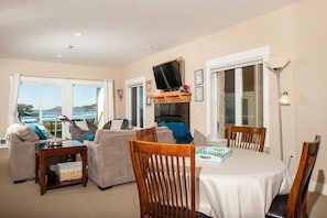 Apartment, Mehrere Betten (Lighthouse View at Shoreline Ridge) | Wohnzimmer