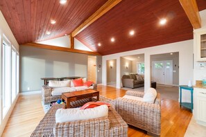 Casa, varias camas (Ocean's Edge) | Sala de estar