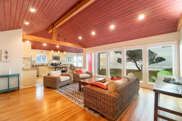 Casa, varias camas (Ocean's Edge) | Sala de estar