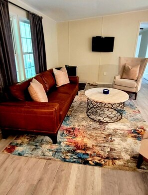 TV, fireplace - Amazing Home With Community Private Lake (Greentown)