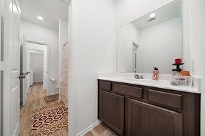 Ensemble douche/baignoire, sĂšche-cheveux, serviettes fournies, savon