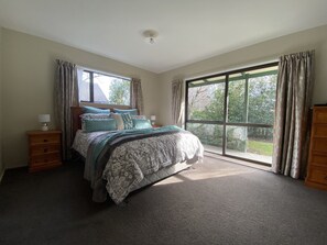 3 bedrooms, travel cot, free WiFi, bed sheets - For The Whole Family in Hanmer Springs. Pets welcome. (Hanmer Springs)
