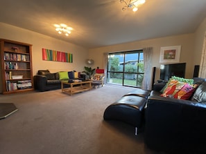 Smart TV, fireplace, books - For The Whole Family in Hanmer Springs. Pets welcome. (Hanmer Springs)