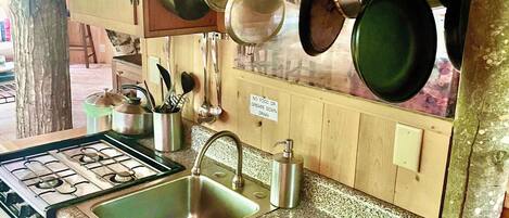 Kokeplater, kaffetrakter/tekoker og kjøkkenutstyr