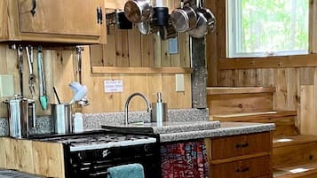 Stovetop, coffee/tea maker, cookware/dishes/utensils, lobster pot