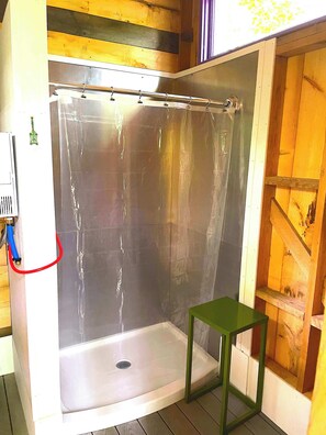 Douche, serviettes fournies, savon, shampooing