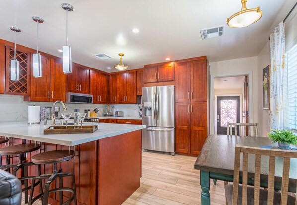 Fridge, microwave, oven, stovetop - Stylish Tempe Home Walk to ASU - Outdoor Space (Tempe)