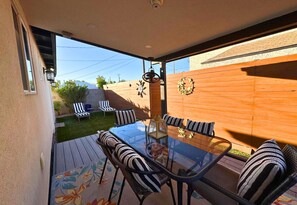Outdoor dining - Stylish Tempe Home Walk to ASU - Outdoor Space (Tempe)